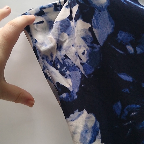 Vince Camuto  blue floral cap sleeve V-neck  top - Picture 4 of 5